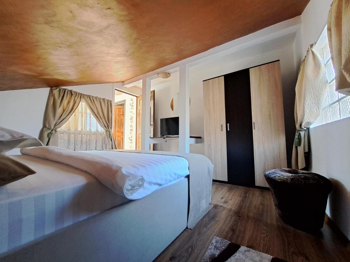 Shelby Accommodation -Adult Only- Sinaia Buitenkant foto