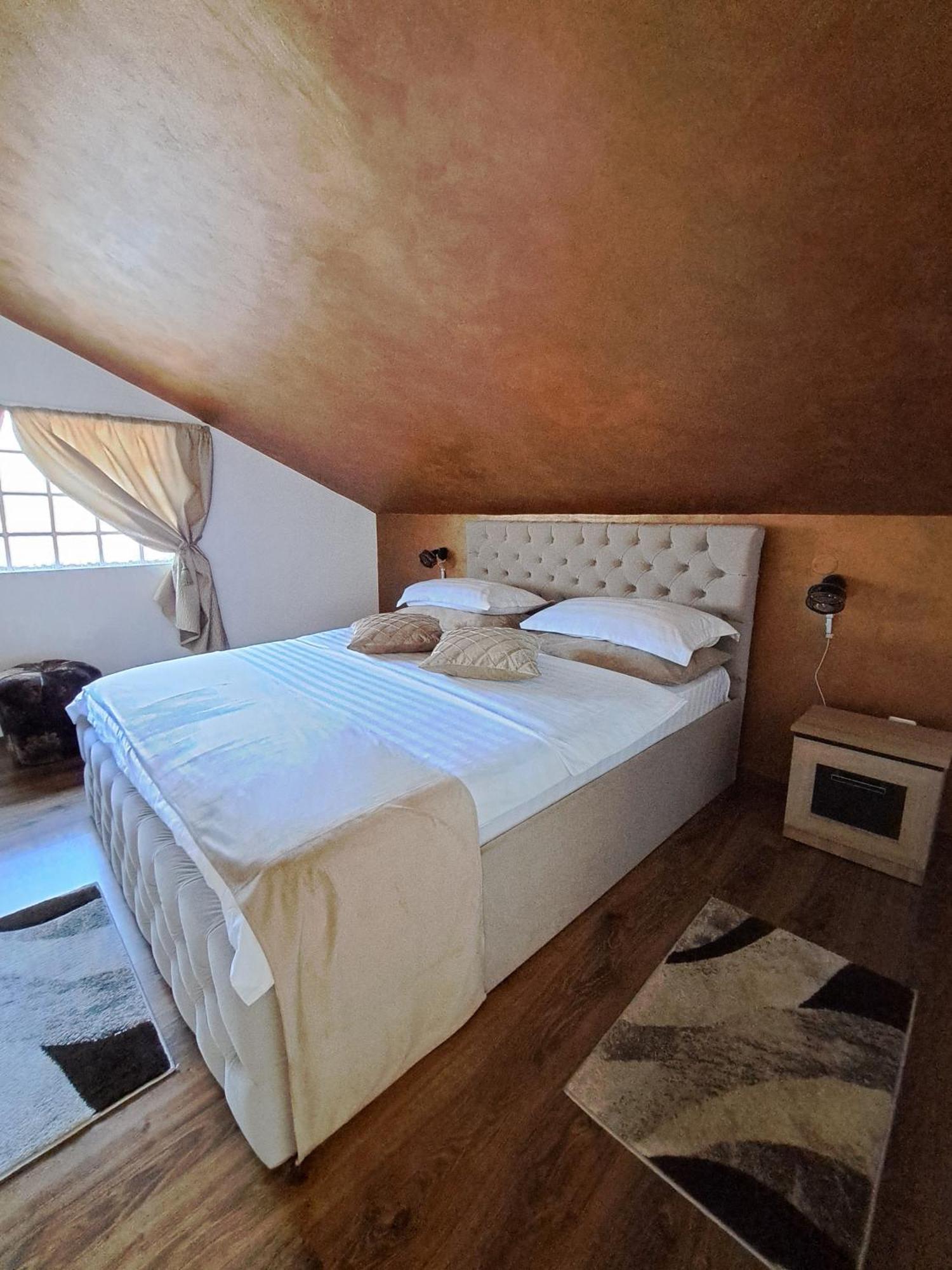 Shelby Accommodation -Adult Only- Sinaia Buitenkant foto