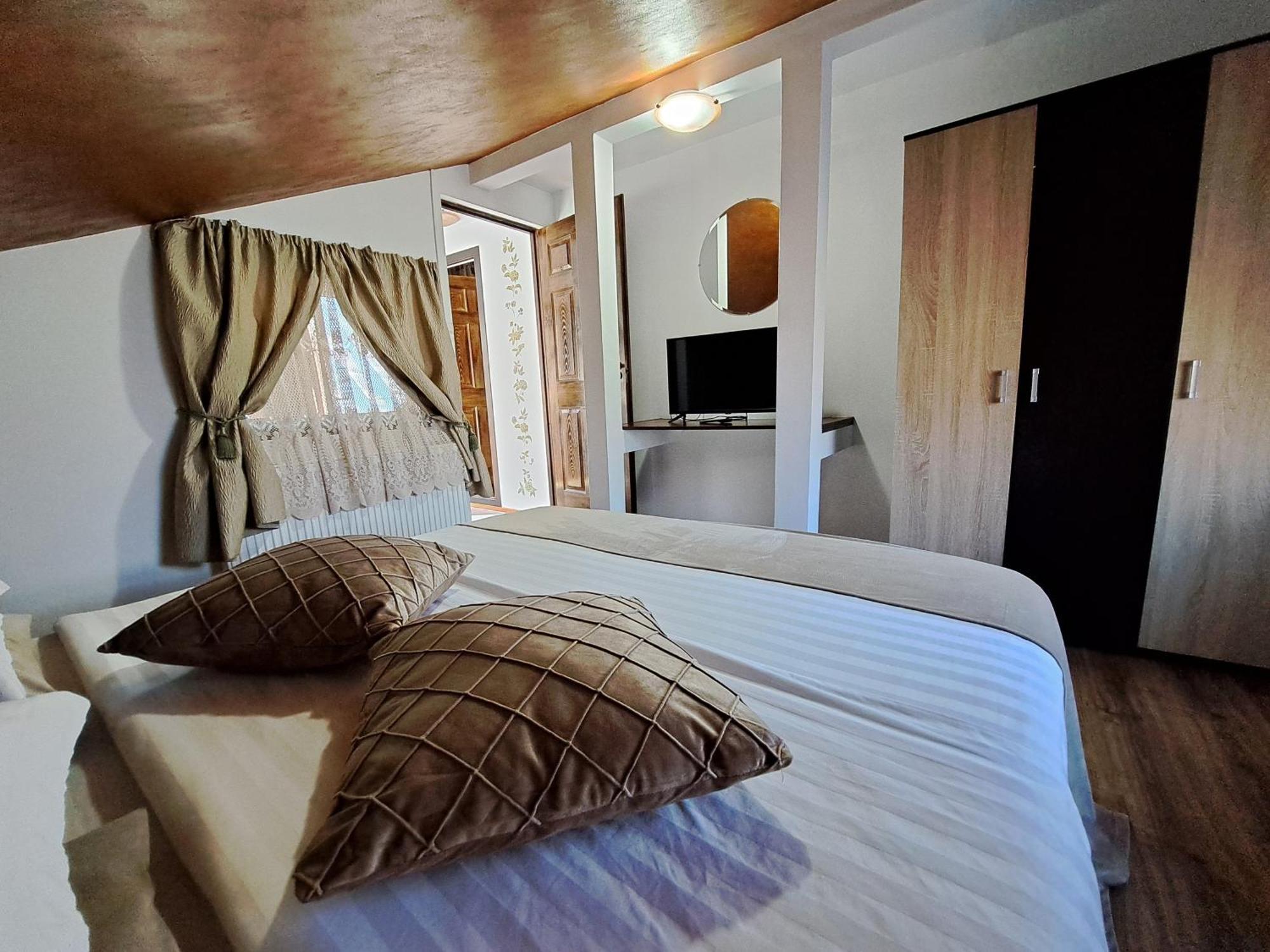 Shelby Accommodation -Adult Only- Sinaia Buitenkant foto