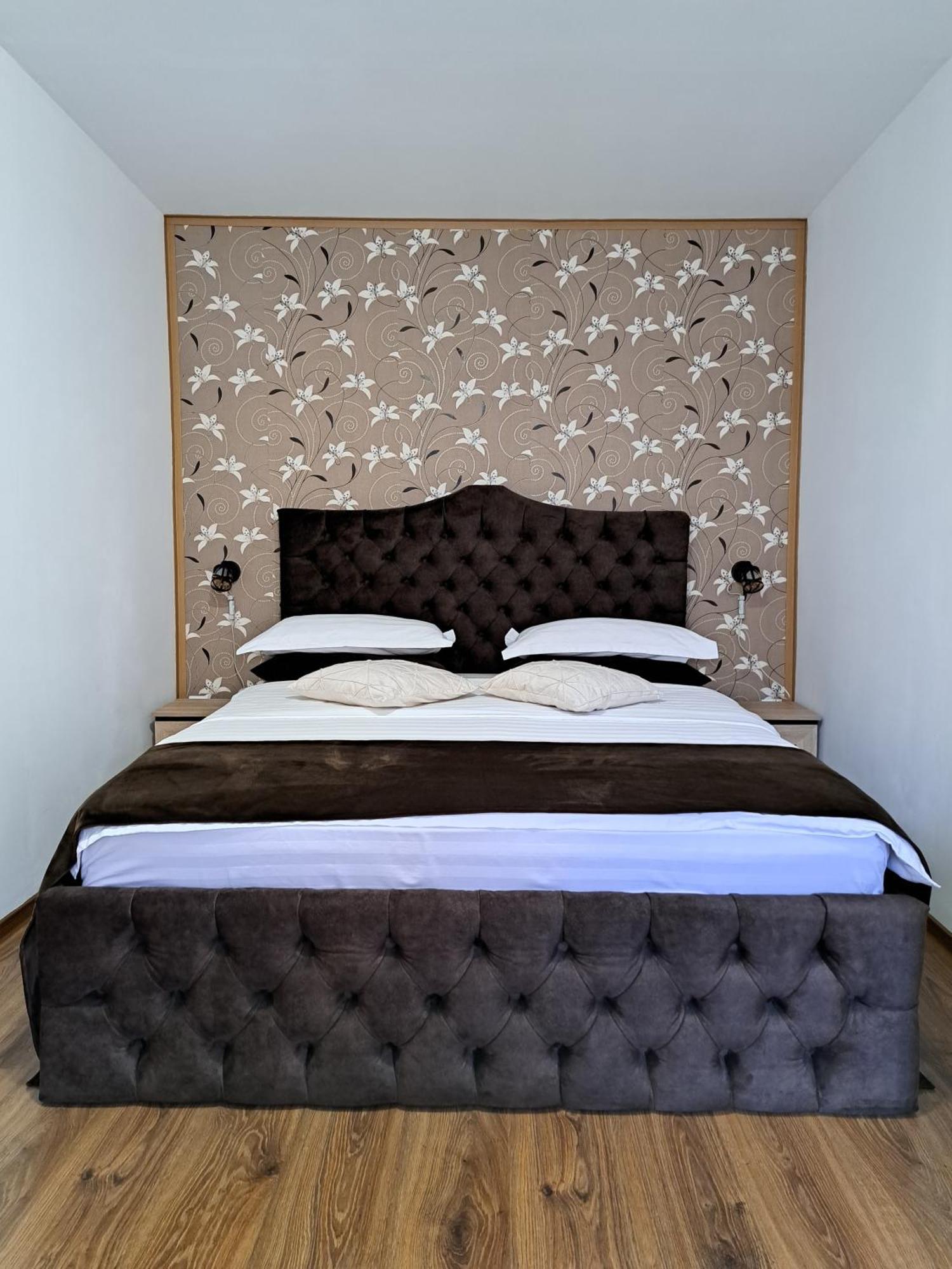 Shelby Accommodation -Adult Only- Sinaia Buitenkant foto