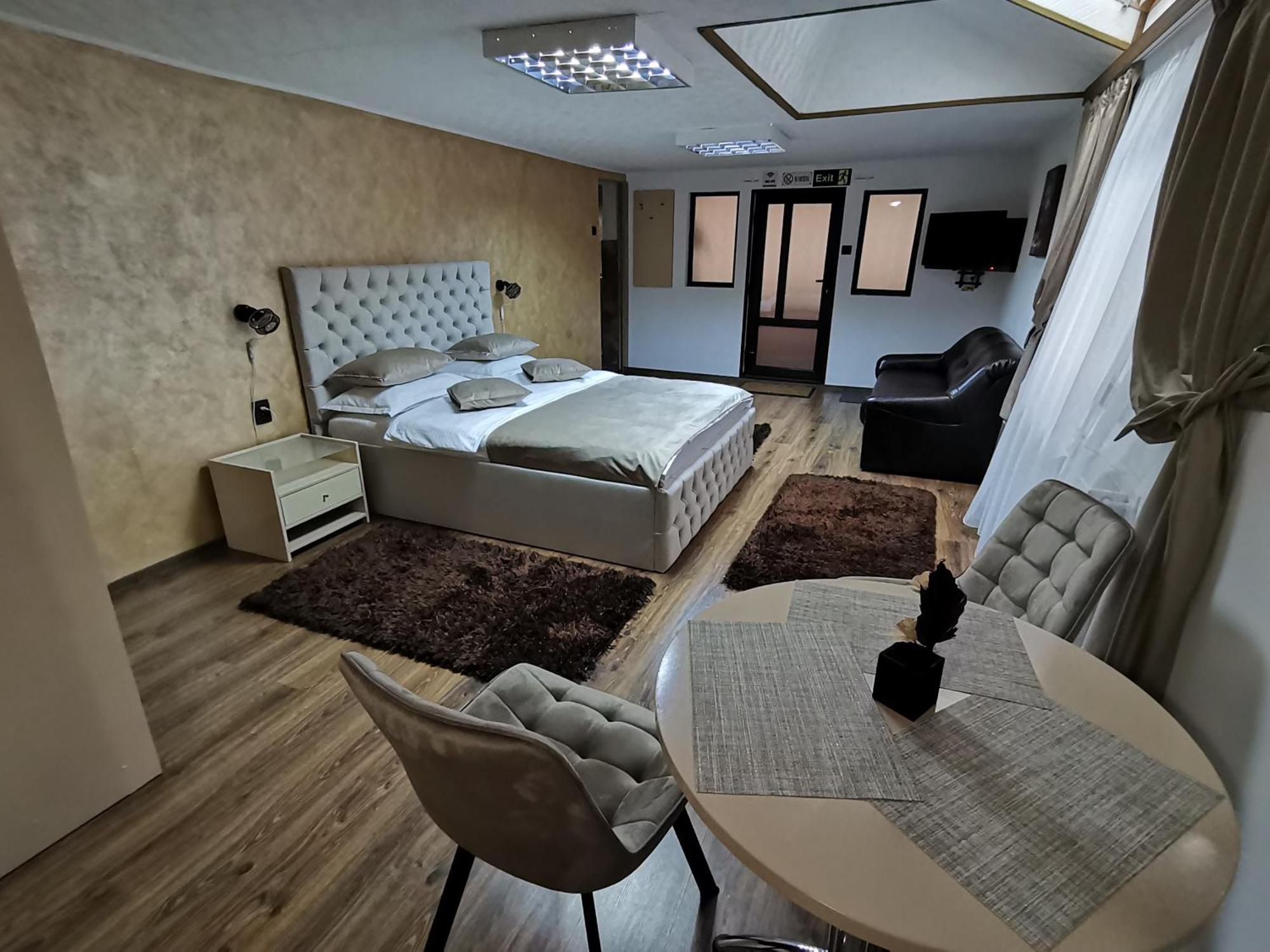 Shelby Accommodation -Adult Only- Sinaia Buitenkant foto